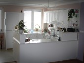 Elegantná kuchyňa bielej farby
